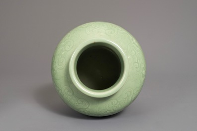 Un vase en porcelaine de Chine c&eacute;ladon &agrave; d&eacute;cor d'un dragon, 19/20&egrave;me