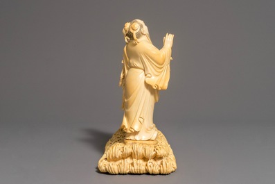 A Chinese carved ivory group of two figures on a ground, 18/19th C.