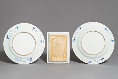 Une paire de plats et un pr&eacute;sentoir rectangulaire en porcelaine de Chine bleu et blanc, Kangxi/Qianlong