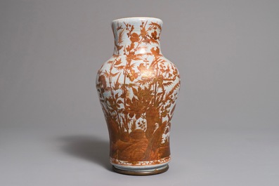 A Chinese Nanking crackle-glazed vase with overglaze design, 19th C.