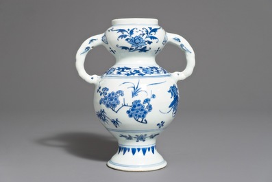 Un vase en porcelaine de Chine bleu et blanc, &eacute;poque Transition