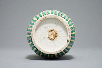 Un vase de forme rouleau en biscuit famille verte, Kangxi ou apr&egrave;s