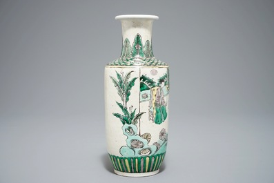 Un vase de forme rouleau en biscuit famille verte, Kangxi ou apr&egrave;s
