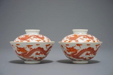 Une paire de bols couverts aux dragons en porcelaine de Chine rouge de fer, marque de Xianfeng, 19/20&egrave;me