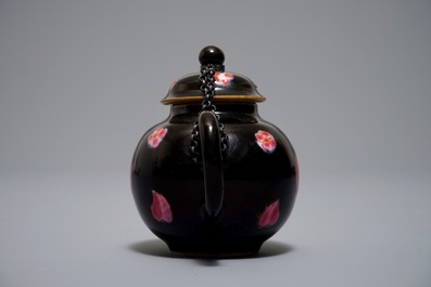 Een kleine Chinese famille rose theepot met zwarte fondkleur, Yongzheng/Qianlong