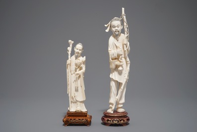 Twee Chinese ivoren figuren van mannen op houten sokkels, 19/20e eeuw