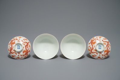 Een paar Chinese dekselkommen met draken in ijzerrood, Xianfeng merk, 19/20e eeuw