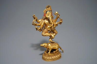 Een Sino-Tibetaanse verguld bronzen figuur van Ganesha, 19/20e eeuw