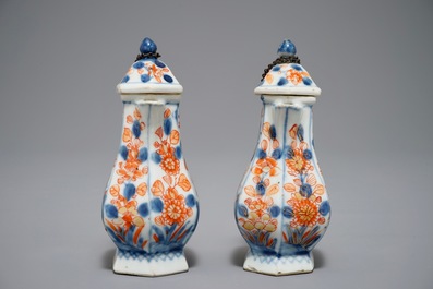 Un huilier-vinaigrier sur son support en porcelaine de Chine de style Imari, Qianlong