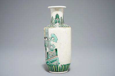 Un vase de forme rouleau en biscuit famille verte, Kangxi ou apr&egrave;s