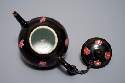 Une petite th&eacute;i&egrave;re couverte en porcelaine de Chine famille rose sur fond noir, Yongzheng/Qianlong