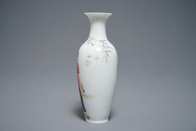 Un vase en porcelaine de Chine famille rose coquille d'oeuf, R&eacute;volution Culturelle, 20&egrave;me