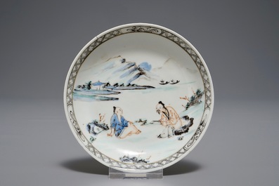 Une tasse et soucoupe en porcelaine de Chine figurant deux figures dans un paysage, Yongzheng