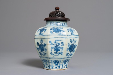 Un vase de forme balustre en porcelaine de Chine bleu et blanc, Ming