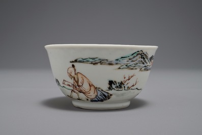 Une tasse et soucoupe en porcelaine de Chine figurant deux figures dans un paysage, Yongzheng