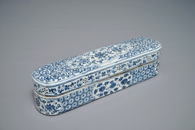 A Chinese blue and white pen box and cover, Xuande inscription, 19/20th C.