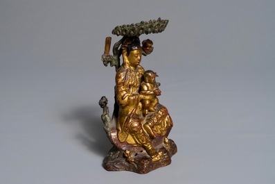 Un groupe en bronze laqu&eacute; et dor&eacute; figurant Guanyin &agrave; l'enfant, Chine, 18&egrave;me