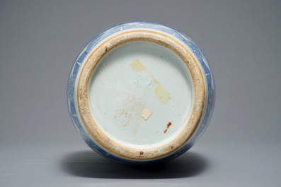 Een Chinese blauwwitte vaas met prunus op gebroken ijs, 19e eeuw