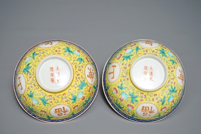 Une paire de bols en porcelaine de Chine famille rose sur fond jaune, marque de Guangxu, 19/20&egrave;me