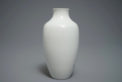 Un vase en porcelaine de Chine famille rose &agrave; d&eacute;cor d'un perroquet parmi fleurs, marque Ju Ren Tang, 20&egrave;me