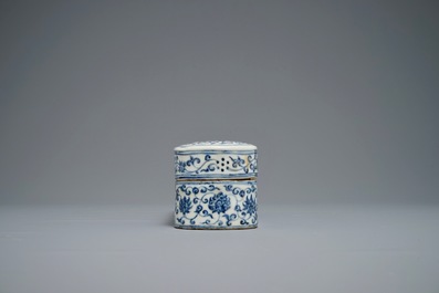 A Chinese blue and white pen box and cover, Xuande inscription, 19/20th C.