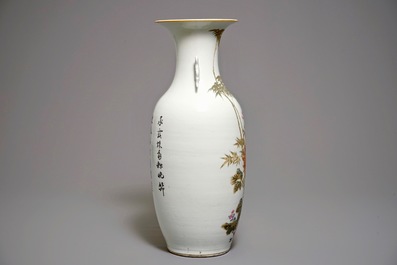 Un vase en porcelaine de Chine famille rose &agrave; d&eacute;cor floral, R&eacute;publique, 20&egrave;me