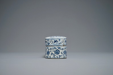 A Chinese blue and white pen box and cover, Xuande inscription, 19/20th C.