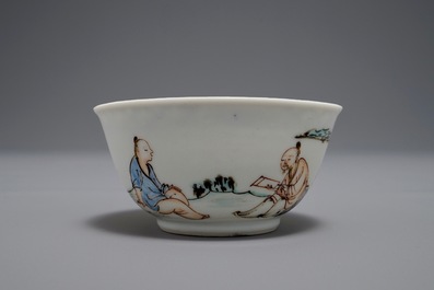 Une tasse et soucoupe en porcelaine de Chine figurant deux figures dans un paysage, Yongzheng
