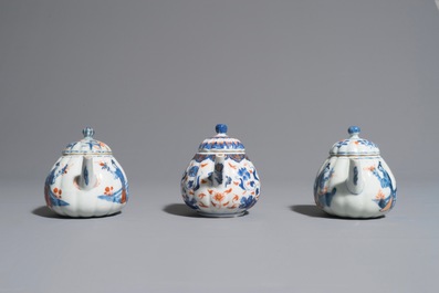 Drie Chinese Imari-stijl theepotten en deksels, Kangxi