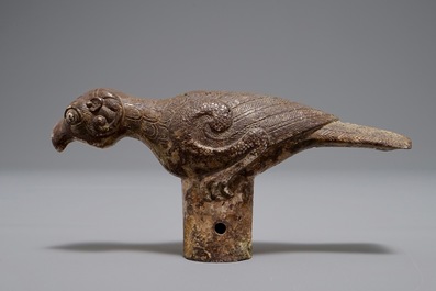 Een Chinese bronzen handgreep in de vorm van een vogel, Han of later