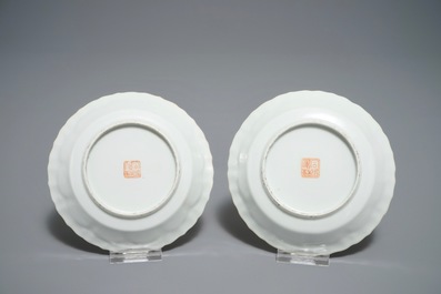 Deux soucoupes et une tasse en porcelaine de Chine famille rose, marque et &eacute;poque de Xianfeng