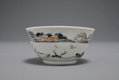 Une tasse et soucoupe en porcelaine de Chine figurant deux figures dans un paysage, Yongzheng