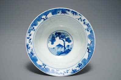 Een Chinese blauwwitte klapmutskom met een tijger en een draak, Chenghua merk, Kangxi