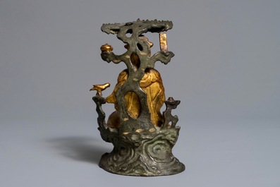 Een Chinese vergulde en gelakte bronzen groep van Guanyin met een kind, 18e eeuw