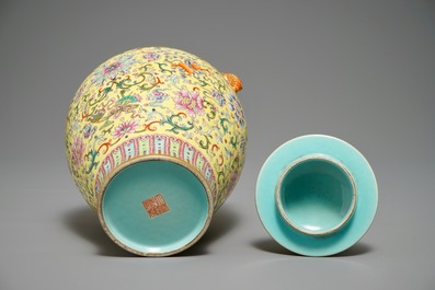 Un vase couvert en porcelaine de Chine famille rose, marque de Qianlong, 20&egrave;me
