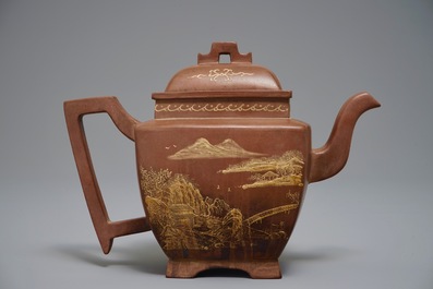 Een Chinese Yixing steengoed theepot met opgelegd decor, 20e eeuw