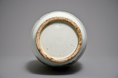 Un vase en porcelaine de Chine famille rose &agrave; d&eacute;cor de femmes avec enfants, 1&egrave;re moiti&eacute; du 20&egrave;me