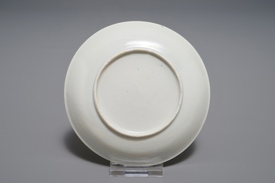 Une tasse et soucoupe en porcelaine de Chine figurant deux figures dans un paysage, Yongzheng