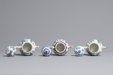 Drie Chinese Imari-stijl theepotten en deksels, Kangxi