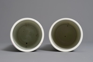 Une paire de portes-chapeaux en porcelaine de Chine qianjiang cai aux paysages, 19/20&egrave;me