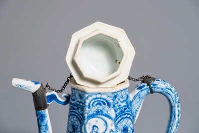 Une rare cafeti&egrave;re en porcelaine de Chine bleu et blanc &agrave; d&eacute;cor &quot;La d&eacute;esse Europe et le taureau&quot;, Kangxi