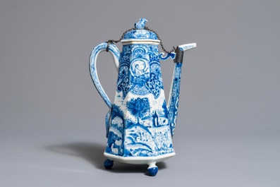 Une rare cafeti&egrave;re en porcelaine de Chine bleu et blanc &agrave; d&eacute;cor &quot;La d&eacute;esse Europe et le taureau&quot;, Kangxi