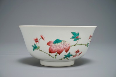 Un bol en porcelaine de Chine famille rose &agrave; d&eacute;cor floral, marque de Qianlong, 19/20&egrave;me