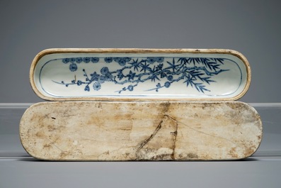 A Chinese blue and white pen box and cover, Xuande inscription, 19/20th C.