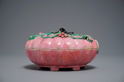 Une bo&icirc;te couverte en forme de citrouille en porcelaine de Chine famille rose, d&eacute;but du 19&egrave;me