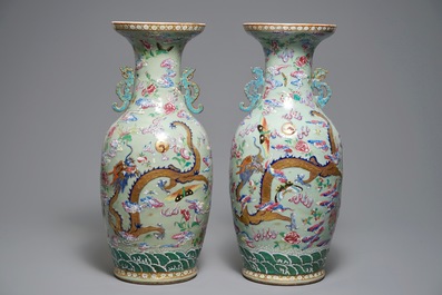 Une paire de vases aux dragons en porcelaine de Chine famille rose sur fond c&eacute;ladon, 19&egrave;me