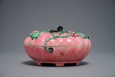Une bo&icirc;te couverte en forme de citrouille en porcelaine de Chine famille rose, d&eacute;but du 19&egrave;me