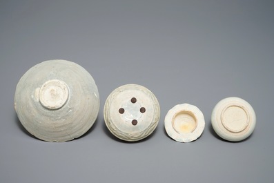 Trois bols et petits vases en gr&egrave;s de Qingbai et &agrave; gla&ccedil;ure grise, Chine, Song et Ming