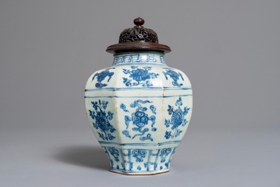 Een Chinese blauwwitte balustervaas met floraal decor, Ming