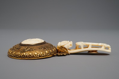 Een Chinese handspiegel in verguld koper en ivoor, 19e eeuw